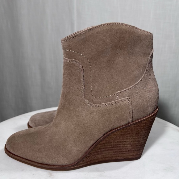 Lucky Brand NEW Waltz Suede Wedge Tan Taupe Ankle Bootie Boots Size 7.5 - Picture 1 of 12